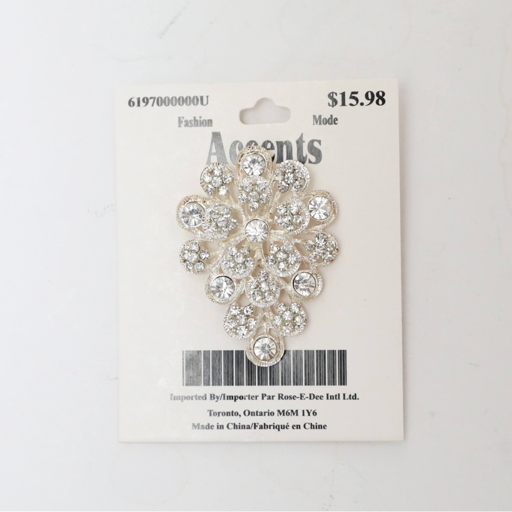 NWT Floral crystal brooch white silver tone retro flower grape vine new light